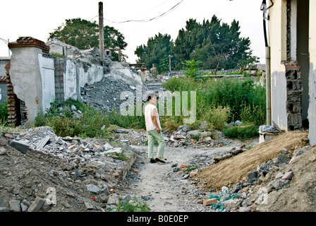 Peking, CHINA, Chinesin, Frau, die in der alten Architektur läuft, wird zerstört in 'Qianmen Hutong » Nachbarschaft, china verlassene Wohnung Stockfoto