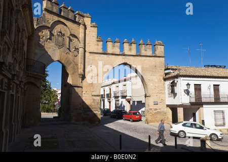 Baeza Jaen Provinz Spanien Puerta de Jaen links und Arco de Villalar direkt im Plaza del Pópulo Stockfoto