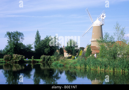 Denver Windmühle Mühle Norfolk Turm Mühle weiße Kappe Segel See Reflexion East Anglia England UK Windmühlen Mühlen Englisch Stockfoto