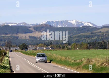 Die A93 Straße in Ballater auf Royal Deeside, Aberdeenshire, Schottland, mit dem Berg Lochnagar im Hintergrund Stockfoto