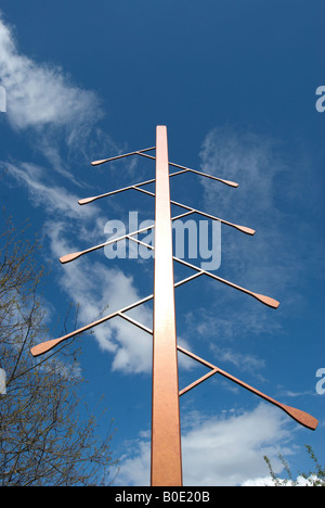 Die Achter-Baum, eine Skulptur von Ray Smith, an den Ufern der Themse nahe Molesey Bootclub, Surrey, england Stockfoto