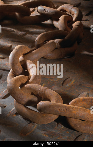 Rusty Kette Detail auf Eisen-Deck Stockfoto