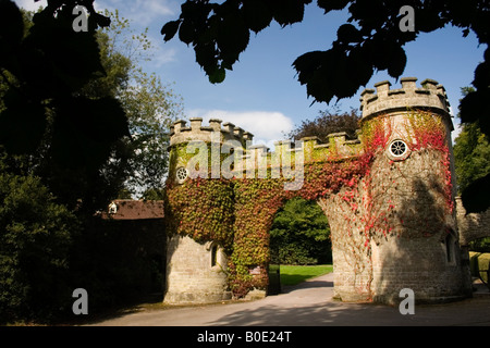 Stourhead Gardens, Wiltshire. Dies ist das Torhaus, das bildet den Eingang zu des Haus fahren und Immobilien. Stockfoto