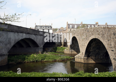 Die alten und neuen Brücken über den Fluss Ythan führt zu der Stadt Ellon in Aberdeenshire, Schottland, Vereinigtes Königreich Stockfoto