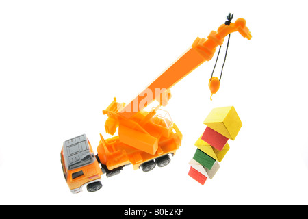 Miniatur-Kran mit Holzspielzeug Häuser Stockfoto