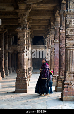 Indien NEU DELHI Indische Mutter und ihr Sohn besichtigen die historischen Höfen des Qutb-Komplex eine Reihe von Denkmälern und Gebäuden Stockfoto