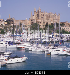 Blick über Palma International Boat Show 2008 mit gotischen Kathedrale, Mallorca, Balearen, Spanien. Stockfoto