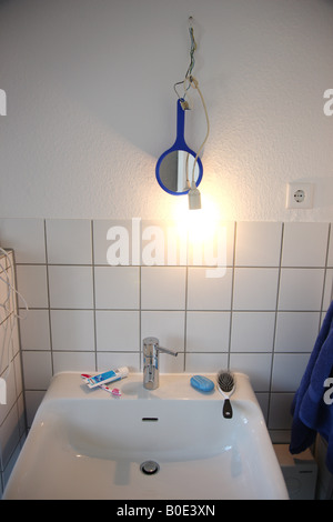 Temporäre Badezimmerspiegel und Licht Stockfoto