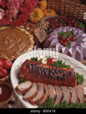 Land Küche Rezepte, Trauben Sahne Salat, Schweinebraten, Göttlichkeit Kürbis Kuchen, Tasse Kaffee Stockfoto
