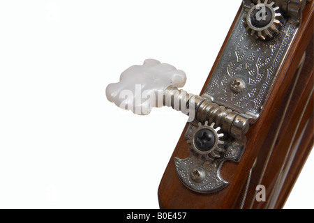 Nahaufnahme von Tuner-Taste oder Kopfplatte einer klassischen Gitarre Stockfoto