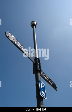 britische Laterne hält Zeichen markieren den Weg von der Hauptstadt Ring und Thames Path, auch mit einen blauen und weißen Parkplatz Schild Stockfoto