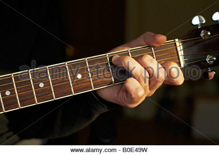 C-Akkord auf einer akustischen Gitarre gespielt Stockfoto