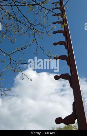 Die Achter-Baum, eine Skulptur von Ray Smith, an den Ufern der Themse nahe Molesey Bootclub, Surrey, england Stockfoto