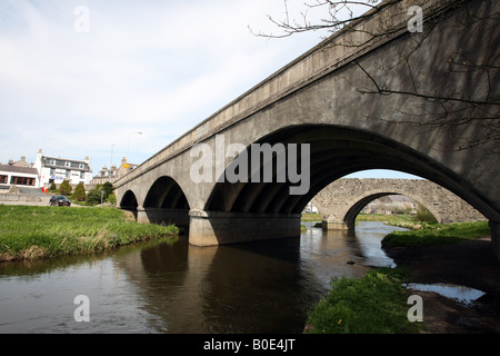 Die alten und neuen Brücken über den Fluss Ythan führt zu der Stadt Ellon in Aberdeenshire, Schottland, Vereinigtes Königreich Stockfoto