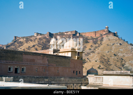 Indien JAIPUR Jaigarh Fort vom Amber Fort Amber Fort aus gesehen war zunächst eine Schlossanlage in der ursprünglichen Festung des Bernsteins Stockfoto