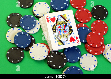 Kartenspiel mit Poker-chips Stockfoto