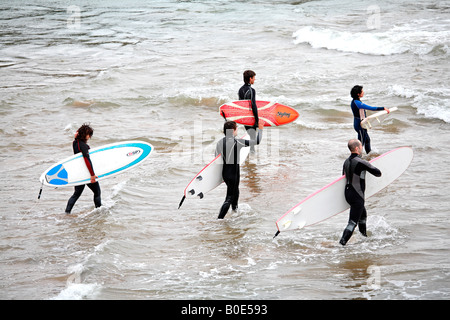 SURFER AM STRAND PLENTZIA BILBAO BIZKAIA BASKENLAND SPANIEN Stockfoto