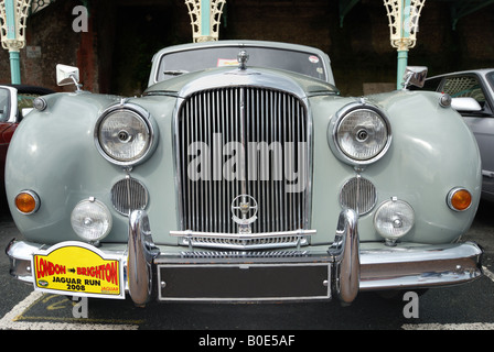 Oldtimer Jaguar geparkt Stockfoto