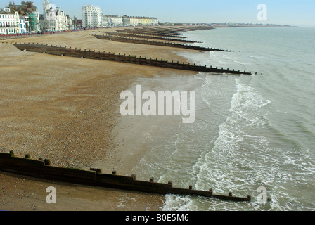 Blick nach Osten vom Pier von Eastbourne UK Stockfoto