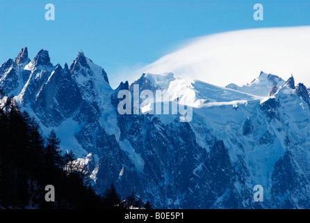 Linsenförmige Wolke über den Gipfel des Mont Blanc (4808m) - klassische Zeichen der Annäherung an stürmischen Wetter. Chamonix-Mont-Blanc, Frankreich Stockfoto