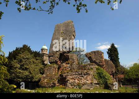 Die Burg bleibt im Schlossgarten in Bridgnorth, Shropshire, England Stockfoto