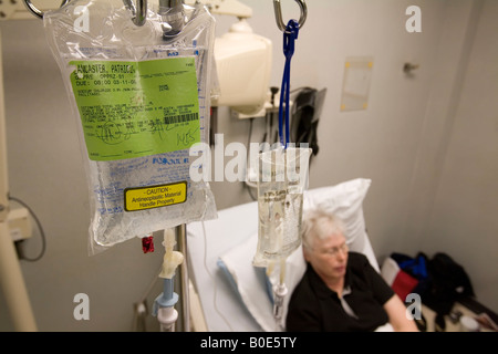 Patient bekommt Chemotherapie in der klinischen Prüfung von neuen Krebs-Behandlung Stockfoto