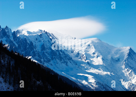 Linsenförmige Wolke über den Gipfel des Mont Blanc (4808m) - klassische Zeichen der Annäherung an stürmischen Wetter. Chamonix-Mont-Blanc, Frankreich Stockfoto