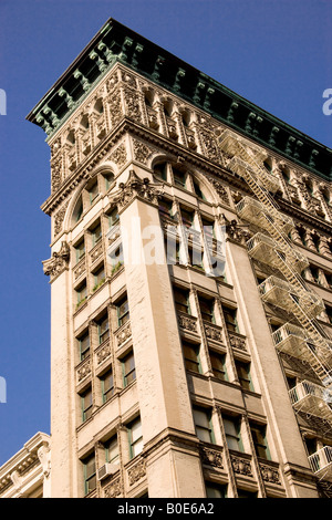 Gusseisen, aufbauend auf Broome Street und Broadway in SoHo New York Stockfoto