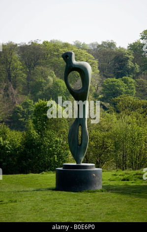 GROßE INNERE FORM HENRY MOORE SKULPTUREN IN YORKSHIRE SCULPTURE PARK Stockfoto