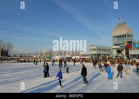 Menschen, die in den alten Hafen von Montreal am Bassin Bonsecours Montreal Kanada Skaten Stockfoto