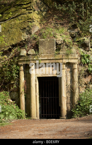 GESCHNITZTEN STEIN EINGANG GUT AT YORKSHIRE SCULPTURE PARK Stockfoto