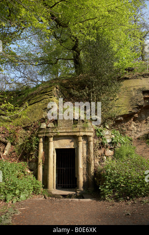 GESCHNITZTEN STEIN EINGANG GUT AT YORKSHIRE SCULPTURE PARK Stockfoto