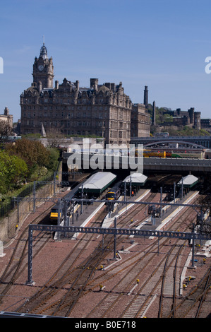 Edinburgh - Blick in Richtung der Waverley Station und das Balmoral Hotel. Stockfoto