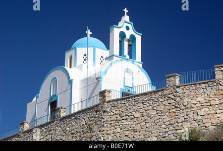 Eine kleine Hügel Kirche In Kamari Santorini Stockfoto