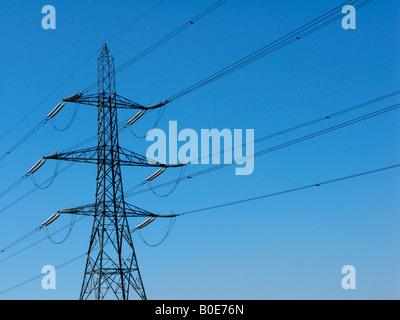 Strommast gesetzt vor blauem Himmel Stockfoto