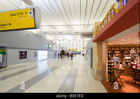 Duty Free Shops in American Airlines Terminal 8, JFK-Flughafen, New York Stockfoto