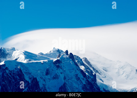 Linsenförmige Wolke über den Gipfel des Mont Blanc (4808m) - klassische Zeichen der Annäherung an stürmischen Wetter. Chamonix-Mont-Blanc, Frankreich Stockfoto