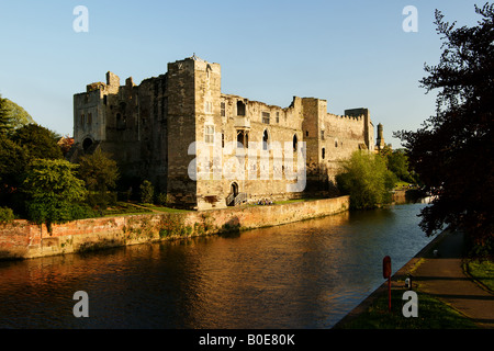 Newark Castle auf dem Fluss Trent Stockfoto