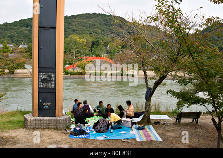 Japanische Familie mit einem Picknick am Uji Gawa Fluß in Uji, Japan, Asien Stockfoto
