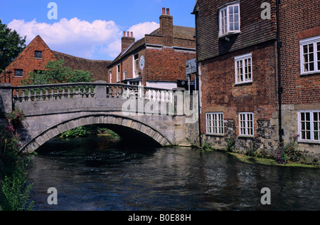 Brücke über den Fluss Itchen in der Nähe der Stadt Mühle, Winchester, Hampshire, England, UK Stockfoto