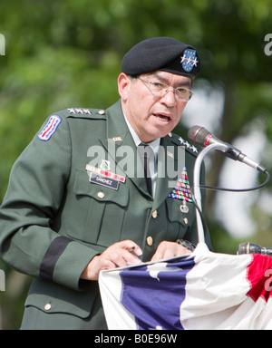 US-Armee Leutnant General Ricardo Sanchez bei der 2007 US Memorial Day Zeremonie in Fort Sam Houston National Cemetery im Ruhestand Stockfoto