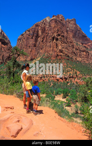 Mutter und Kinder im Alter von 4-8 wandern die Emerald Pools trail in Zion Canyon Zion National Park in Utah Stockfoto