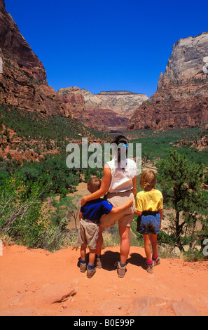 Mutter und Kinder (im Alter von 4 & 8) Wanderweg die Emerald Pools in Zion Canyon Zion National Park in Utah Stockfoto