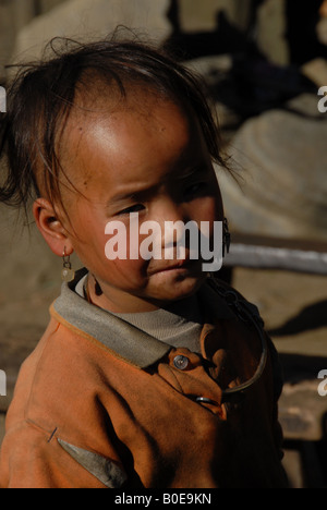 kleiner Junge vom schwarzen Hmong-Stamm, Sapa, vietnam Stockfoto