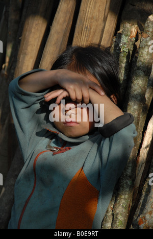 vietnamesische junge seine Augen von der Mitte Nachmittag Sonne Schattierung Stockfoto