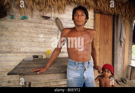 Fischer vor seinem grundlegenden Haus in einer abgelegenen Amazonas Gemeinschaft im überfluteten Wald (Varzea) Stockfoto