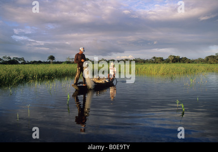 Fischer zu legen Netze in den überfluteten Wald (Varzea) auf dem Fluss Amazonas in der Nähe von Santarem Stockfoto