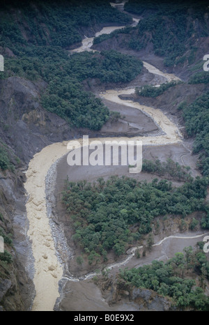 Erdrutschen und Schäden, die durch ein Erdbeben im Amazonas in Ecuador Stockfoto