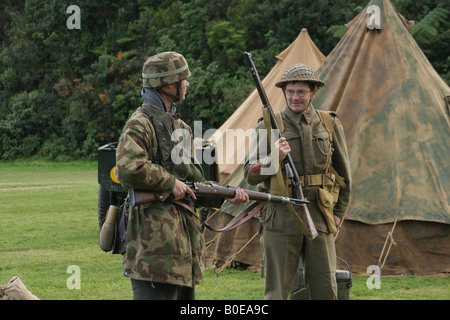 Soldaten in einem WW-II Schlacht Szene Reenactment. Stockfoto