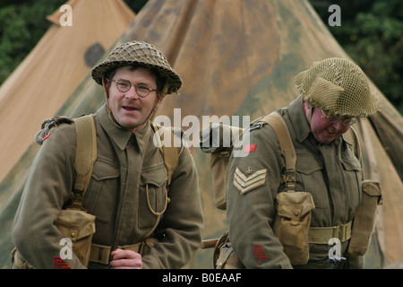 Soldaten in einem WW-II Schlacht Szene Reenactment. Stockfoto